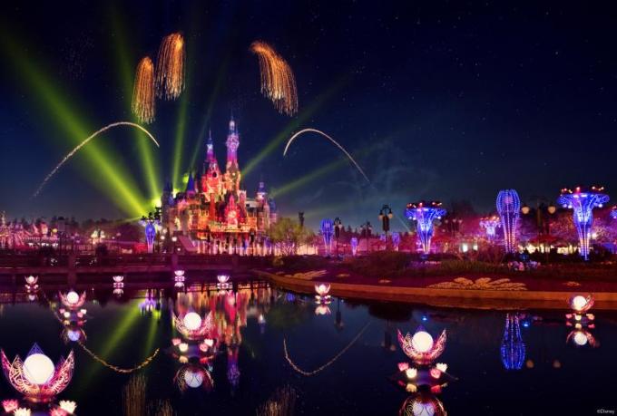 Até 27.000 luzes do diodo emissor de luz, mais fontes e fogos de artifício! Os fogos de artifício de Shanghai Disney estão vindo logo